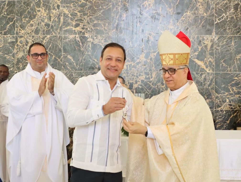 El alcalde Abel Martínez procedió a entregar de manera formal las llaves del templo a monseñor Héctor Rafael Rodríguez.