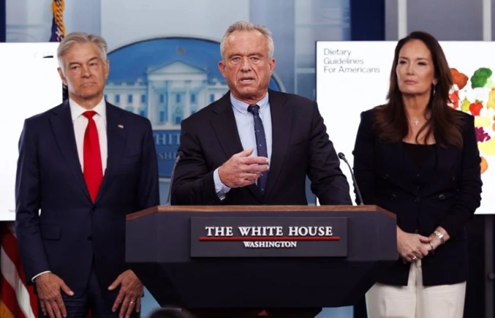 El secretario de Salud y Servicios Humanos, Robert F. Kennedy Jr., habla junto al administrador de Medicare y Medicaid, Mehmet Oz (i), y la secretaria de Agricultura, Brooke Rollins (d). EFE/EPA/Will Oliver.