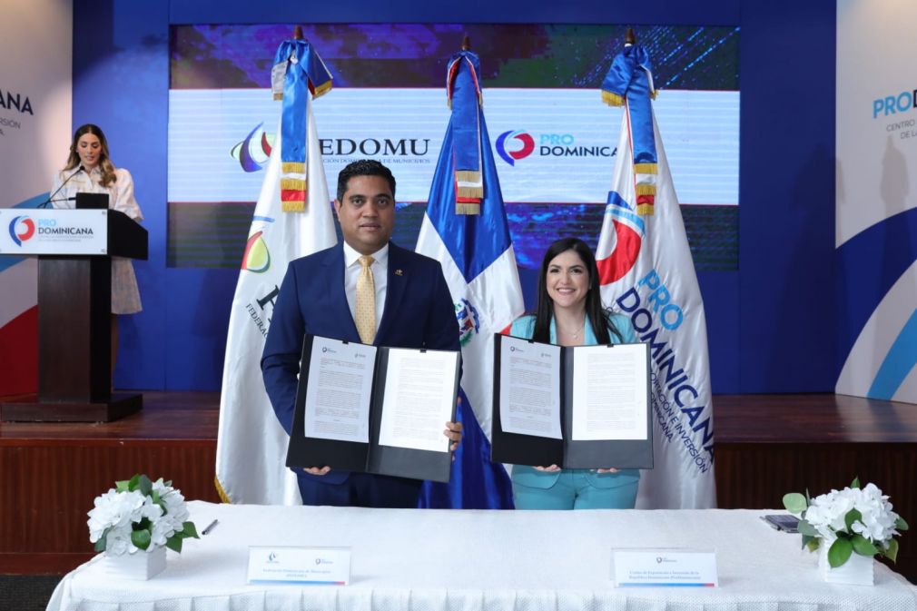 Presidente de la Federación Dominicana de Municipios (Fedomu) y alcalde de La Vega, Kelvin Cruz y Biviana Riveiro, directora ejecutiva del Centro de Exportación e Inversión de la República Dominicana (ProDominicana).