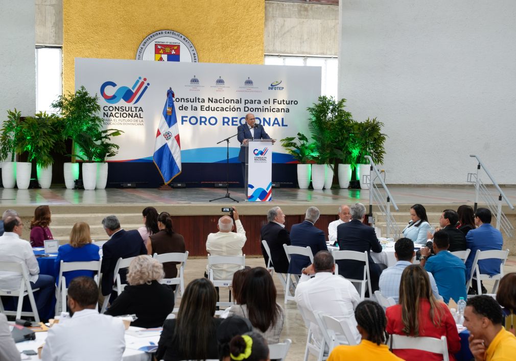 Representantes comunitarios, iglesias, organizaciones sociales y autoridades educativas participaron en el Foro Regional Norte de la Consulta Nacional para el Futuro de la Educación Dominicana, orientada a construir un nuevo modelo educativo para el país.