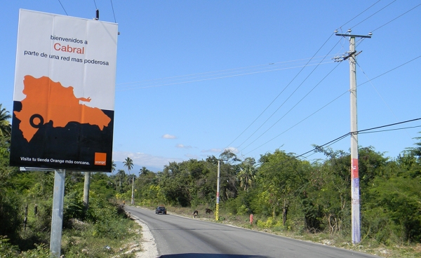 Valla que da la bienvenida a Cabral en terrenos de la comunidad El Cachón.