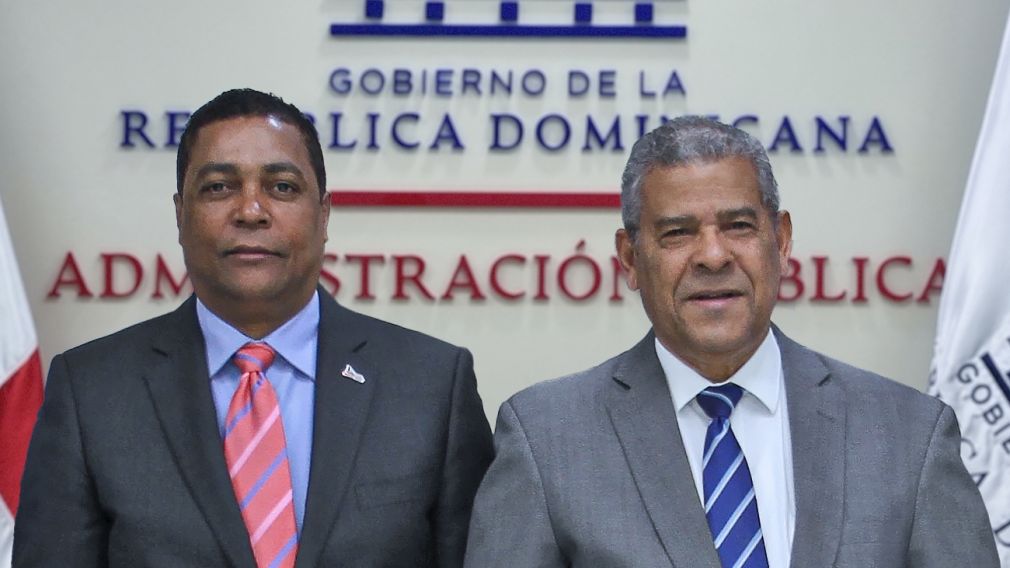 Víctor D’ Aza, director de la Liga Municipal Dominicana y Darío Castillo Lugo, Ministro de Administración Pública.