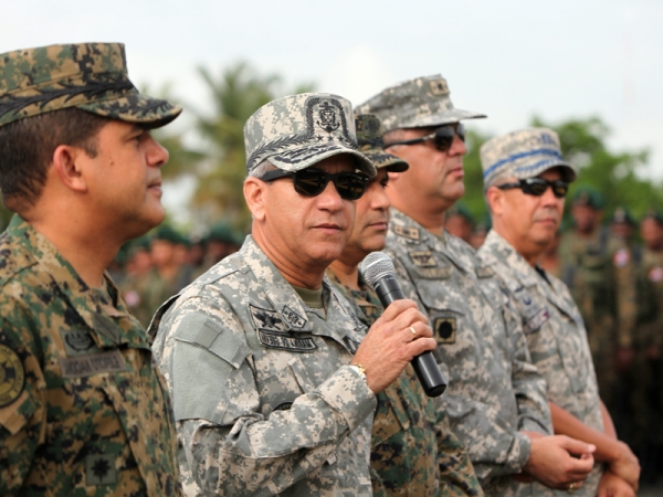 Ministro de las Fuerzas Armadas arenga soldados