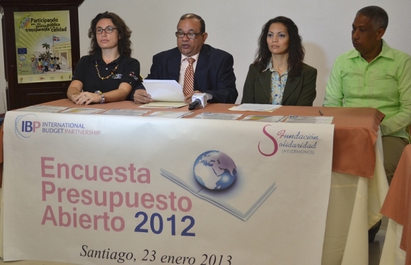 Al Centro Juan Castillo y Ángela Malagón investigadores a cargo de la Encuesta de Presupuesto Abierto 2012, para República Dominicana, acompañados de Alice Auradou y Alfredo Matías del equipo técnico de la Fundación Solidaridad.
