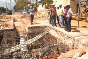 Ingenieros supervisan la obra de la Corporación de Acueducto y Alcantarillados en la avenida Romulo Betancourt en la Capital.