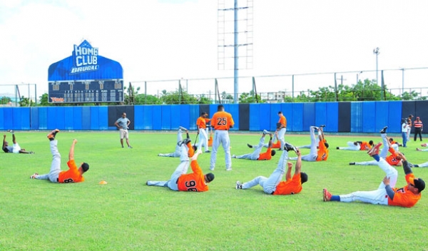 Los jugadores de los Toros durante el inicio de las practicas 2012.