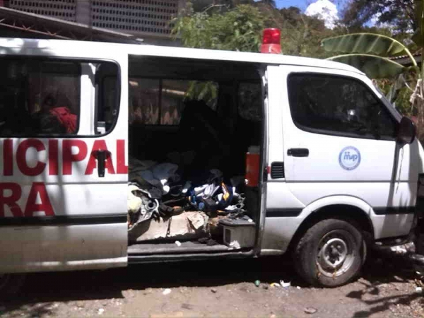 Ambulancia del hospital municipal de Altamira totalmente dañada