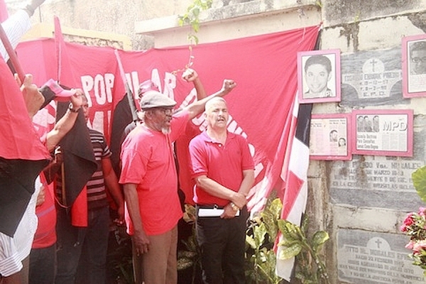 Jorge Puello (El Men), emblemático dirigente del MPD, encabezó el acto del 43 aniversario del asesinato del Otto Morales en el cementerio.