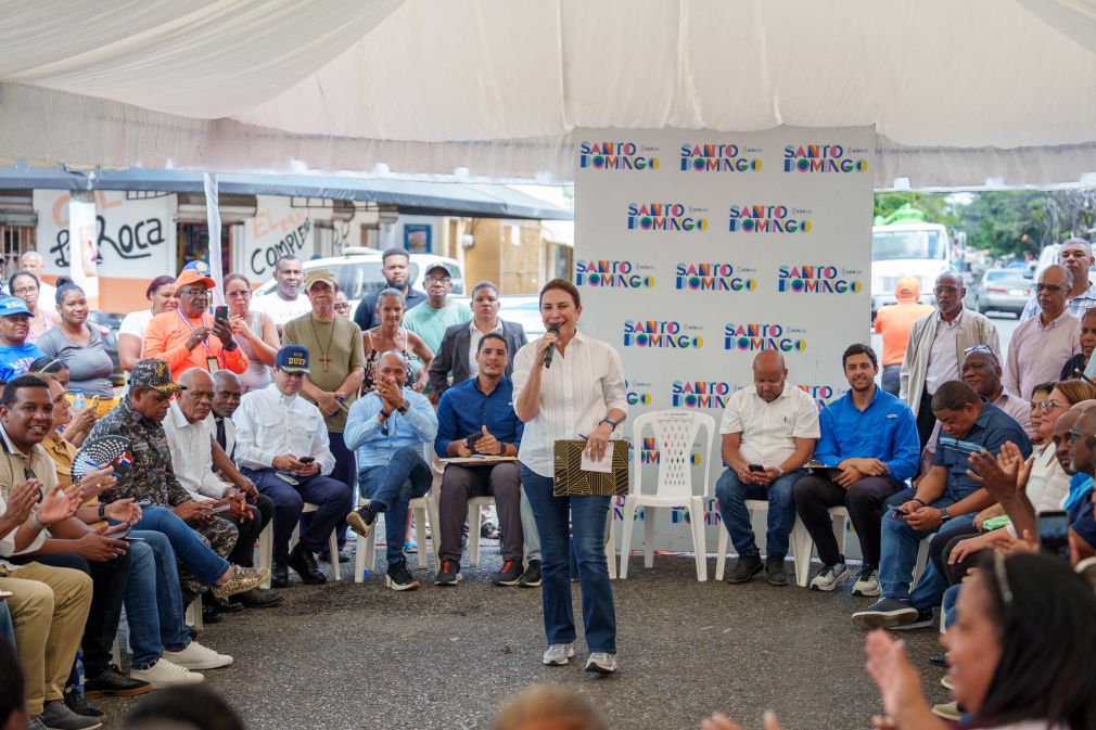 En el Ensanche Espaillat se realizó limpieza de sépticos e imbornales y se instalarán lámparas LED en diversas calles.