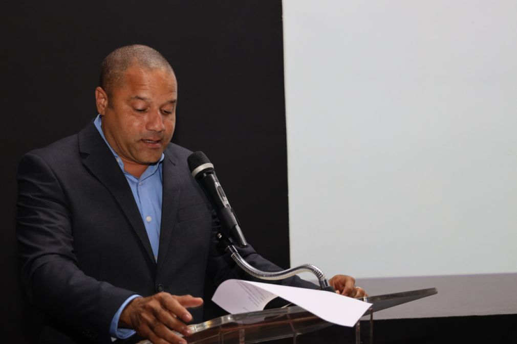 El doctor Piero Espinal Estévez, autor del libro Sociedad Pro-Arte de Santiago. Su historia detalla su contenido en la presentación.