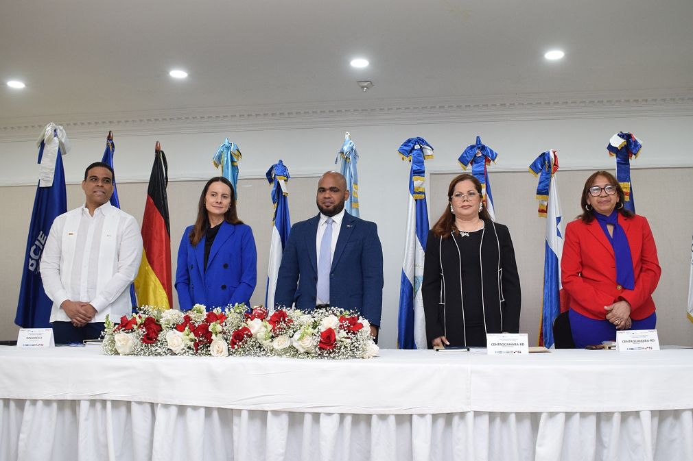 Manuel Fernely Ogando, Jatnna Krenz, Alan Fernández, Kathy Grullón y Luisa Abinader.