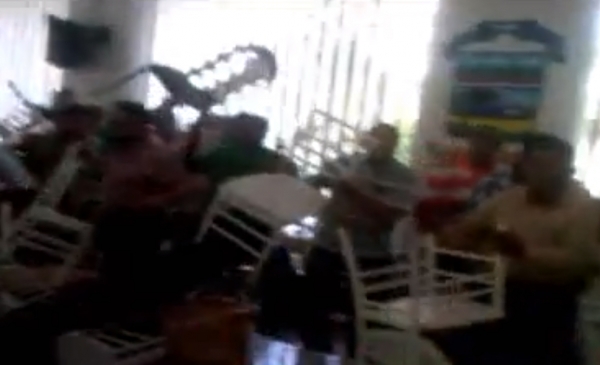Fotograma del video momentos en que se armó el lio en el Ayuntamiento de Nagua.