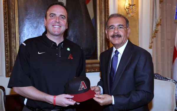 Derrick Hall y Danilo Medina.