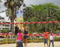 Jóvenes jugando voliplaya en Güibia del Malecón.