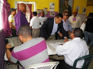 Momentos en que los peledeistas de la isla Puerto Rico votan ordenadamente por los nuevos miembros al Comité Central.