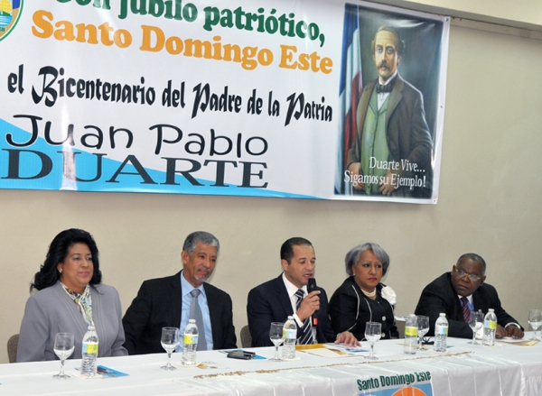Autoridades de la Provincia Santo Dominigo y del Municipio Santo Domingo Este en la mesa directiva del acto donde anunciaron las actividades conmemorativas del Bicentenario de Juan Pablo Duarte.