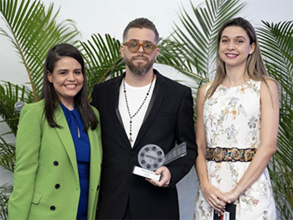 Pablo Lozano, productor de Candela, galardonada con tres premios ADOPRESCI de la crítica de cine, junto a Dahiana Acosta, presidente de Adopresci y Marianna Vargas, directora DGCine.