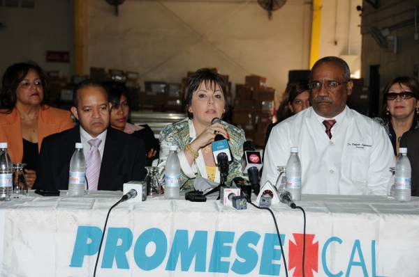 Elena Fernández durante la entrega de los medicamentos. 