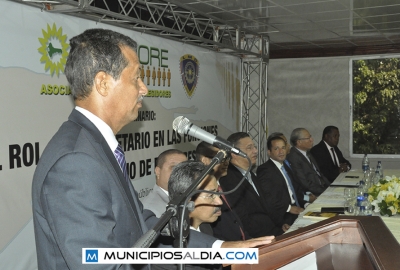 Julián Roa, presidente de la Asociación Dominicana de Regidores, ASODORE en el seminario sobre el rol de los Secretarios de Concejos.