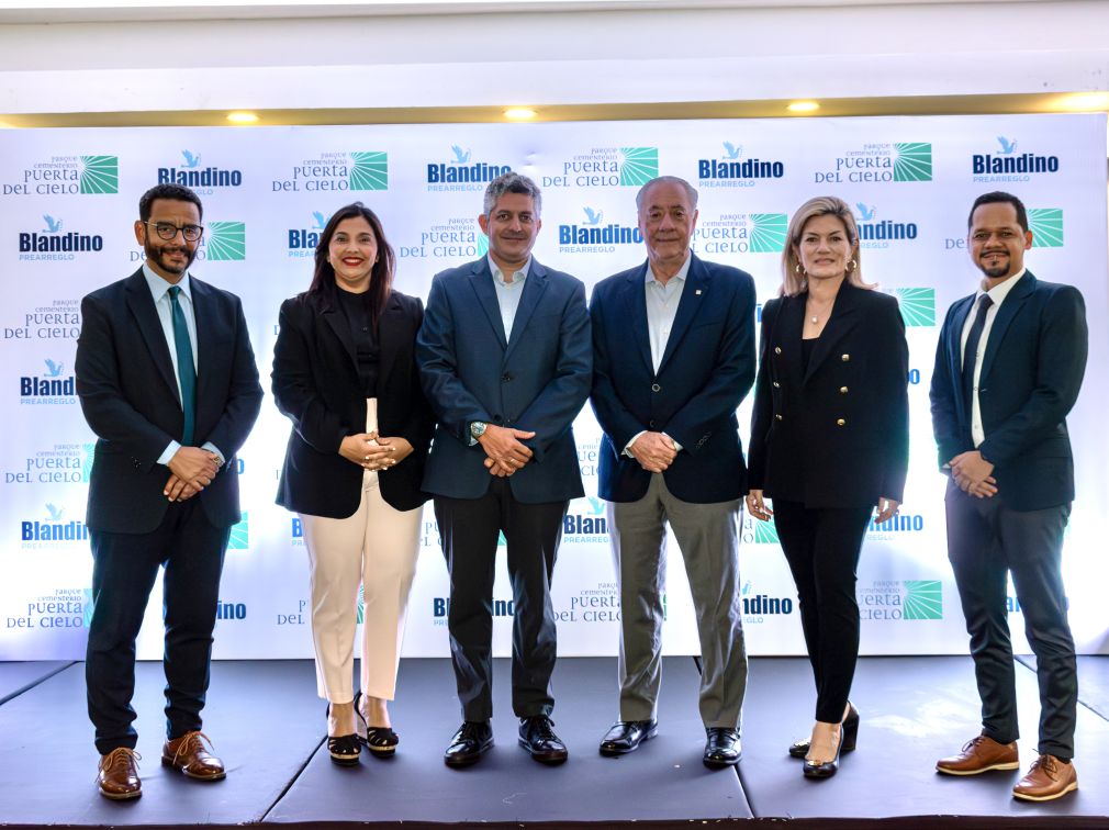 Parte de los ejecutivos de la alta gerencia de la Funeraria Blandino y Puerta del Cielo en el evento Plenaria de Ventas 2025 “Unidos para el Éxito”.