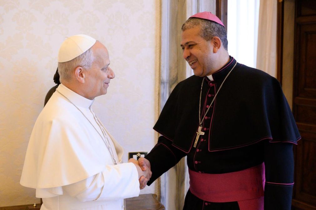 El Papa León XIV y Monseñor Morel en su primera visita oficial al Pontífice desde su designación, en octubre de 2025, como arzobispo coadjutor de la Arquidiócesis de Santo Domingo.