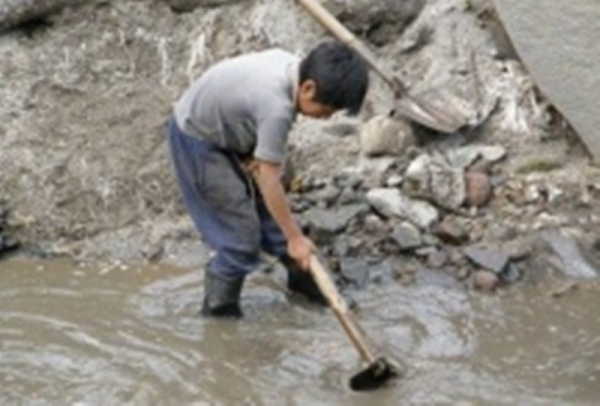 niño trabando