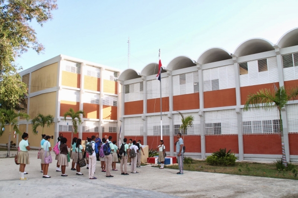 Maestros liceo de Hato Mayor rechazan medidor para registrar asistencia
