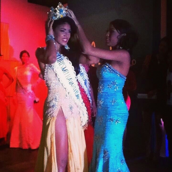 Cesarina Desire Pujols recibe su corona.