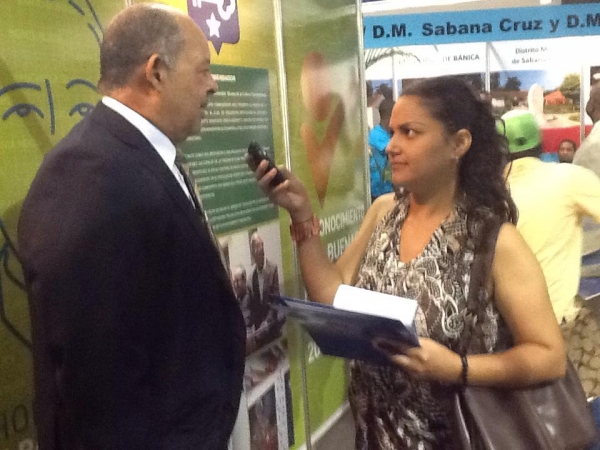 Alcalde de Boca Chica, Daniel Ozuna al momento de ser entrevistado por Yaniri Peña en ExpoMUnicipios 2014
