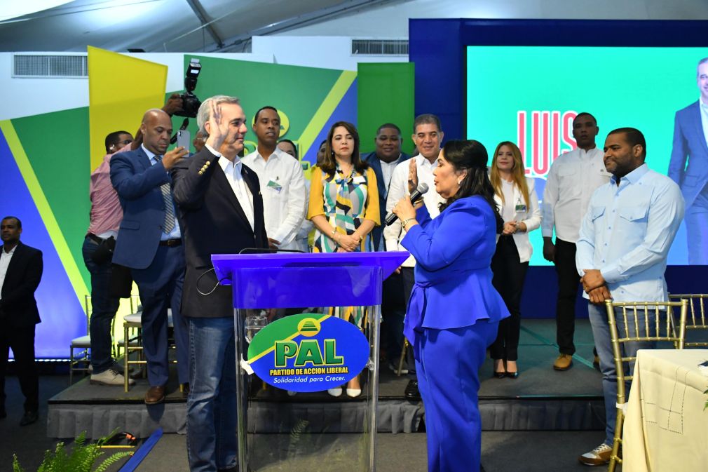 El presidente Luis Abinader al ser proclamado por la presidenta del PAL, Maritza López de Ortiz.
