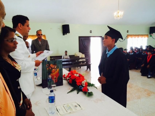 Ministerio de Defensa gradúan técnicos en informática e inglés en Vallejuelo