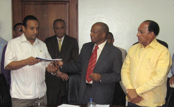 El presidente de MOCHOTRAN, Alfredo Pulinario (Cambita), entrega el documento con la demanda al director de OTTT, Héctor Mojíca.