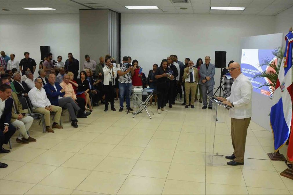 El ministro de Economía, Pável Isa Contreras, pronuncia el discurso de cierre del acto celebrado en el edificio empresarial de Santiago.