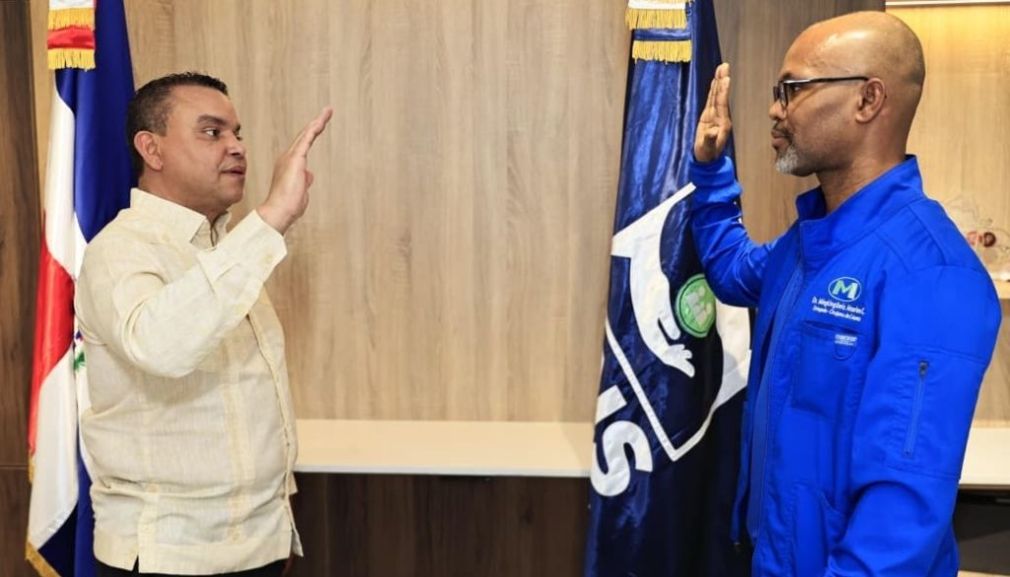 Julio Landrón, director del Servicio Nacional de Salud juramentando a Mingkingüeis Maarlem como nuevo director del Hospital Dr. Salvador B. Gautier.