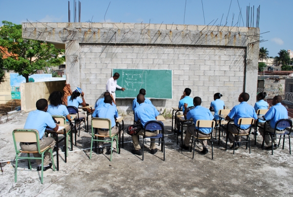 Estudiantes de un barrio de la Capital inician la docencia en un patio al aire libre.