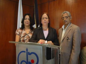 Los periodistas Judith Ravelo, Domi García Saleta y Manuel Azcona.. 