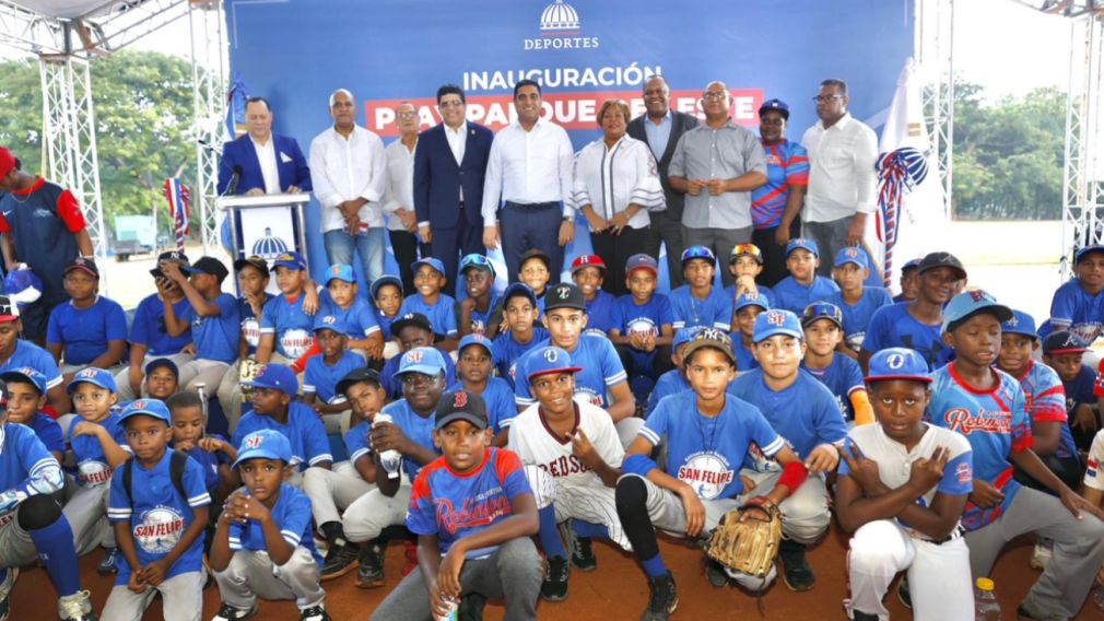 Ministerio de Deportes entrega remozado estadio de béisbol en el Parque del Este.