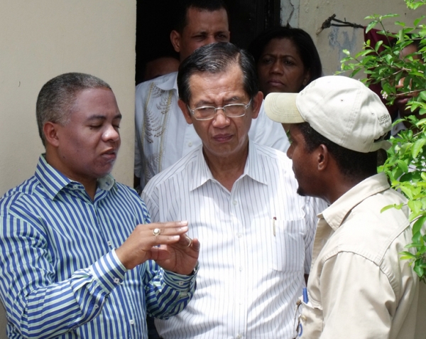 El alcalde de Santo Domingo Norte, Francisco Fernández explica al embajador de Taiwán la magnitud de los daños de la tormenta Isaac en la zona.