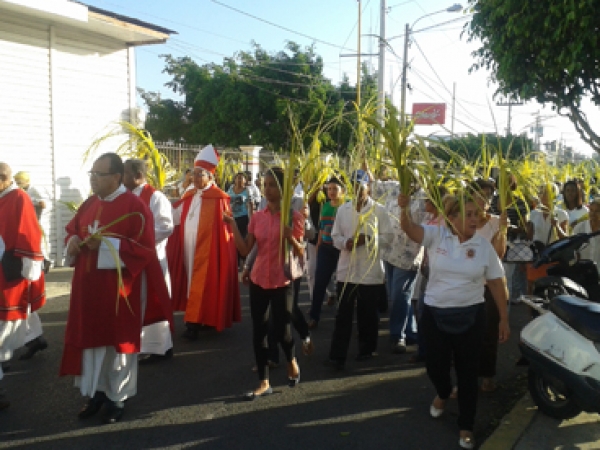 Católicos de San Pedro inician la Semana Santa con la bendición de los ramos: