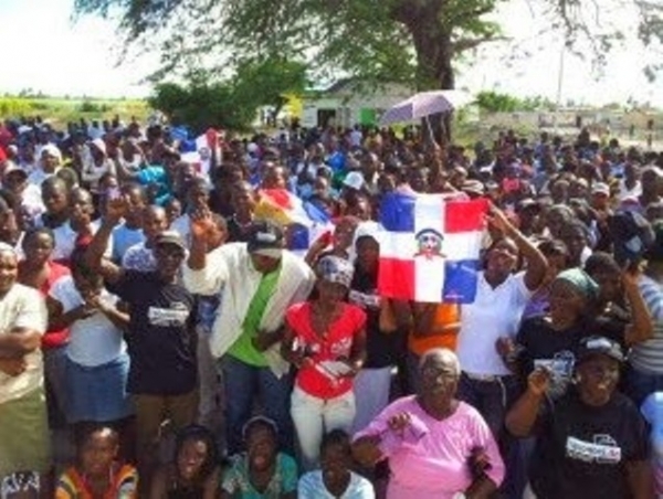 Cientos se manifiestan en Batey 4 en rechazo a Sentencia TC