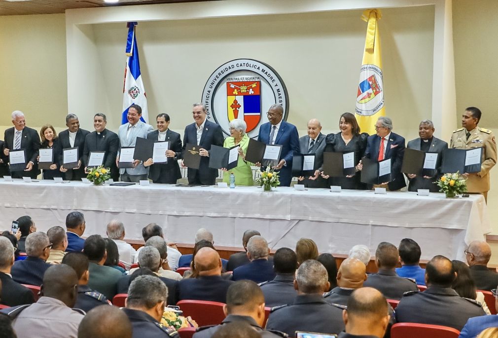 El presidente de la República, Luis Abinader, y el rector de la UASD, Editrudis Beltrán Crisóstomo, encabezan la firma del acuerdo marco para favorecer a la Policía Nacional, junto al presidente de la Asociación de Rectores de Universidades Dominicanas (ADRU), José Hazim T., el rector de la PUCMM, Secilio Espinal, y la directora de la Comisión Técnica Educativa para la Reforma Policial, Mu-Kien Sang Ben, entre otros.