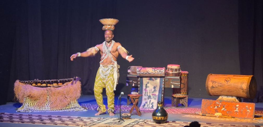Este artista, este atleta, desarrolla un performance que parecería teatral.