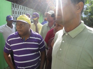 trabajadores de San Pedro de Macoris frente al ministerio de deporte de esa localida