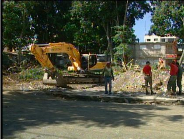 Moradores en Los Pepines destruyen casas victorianas demandando contrucción de obra