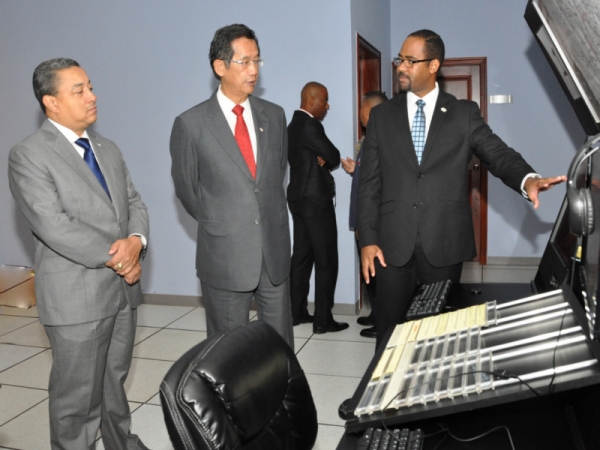 El Excelentísimo señor embajador de la República China de Taiwan, Tomás Ping-Fu Hou, el director general del IDAC, Alejandro Herrera y el director de la ASCA, Juan Thomás Burgos durante la visita del primero a las instalaciones de esa casa de estudios.