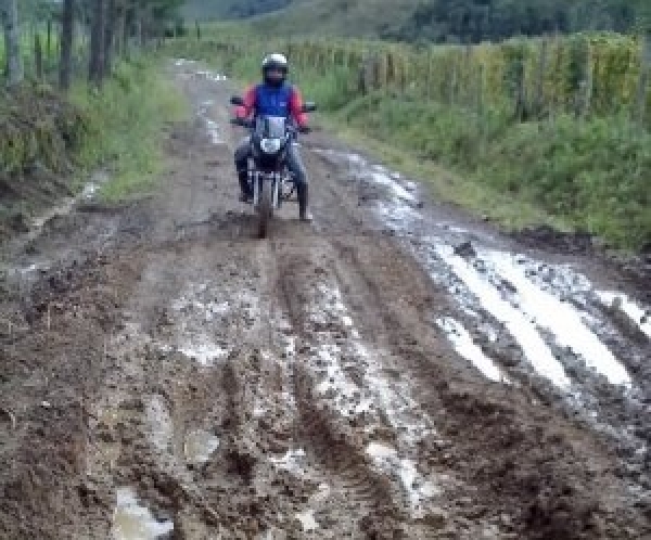 Malas condiciones de carretera  vía incomunica centro de acopio lechero