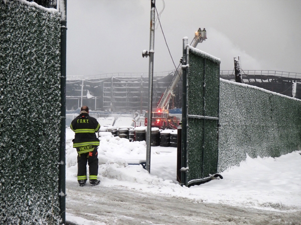 Vista del almacen incendiado por causas aun desconocidas en Greenpoint de Brooklyn en Nueva York.