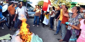 Munícipes quema muñecos de funcionarios exigiendo vía 