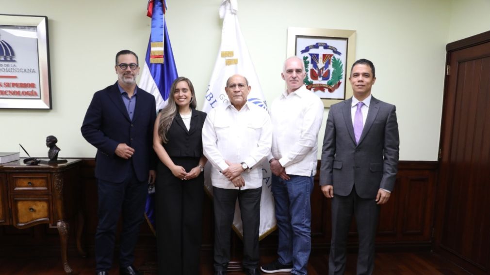 La alianza busca preparar talento dominicano en aviación ante el crecimiento de aeropuertos y líneas aéreas del país.