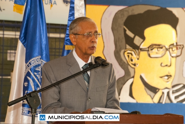 Ing. Cayetano Rodríguez Del Prado, pasado Vicerrector Administrativo de la Universidad Autónoma de Santo Domingo, mientras daba lectura a su discurso en el acto de devlizamiento del busto de Amín Abel Hasbún frente a la Factultad de Ingeniería y Arquitectura de la UASD.